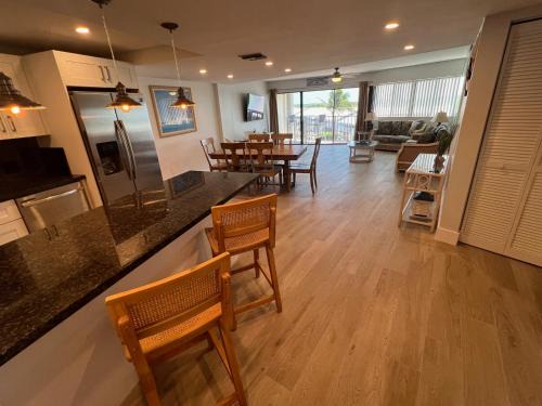 Key Largo Apartamento | LICENSED MGR - MODERN OCEANFRONT CONDO! BEAUTIFUL OCEAN VIEWS! BEACH RESORT! 2 KING BEDs!