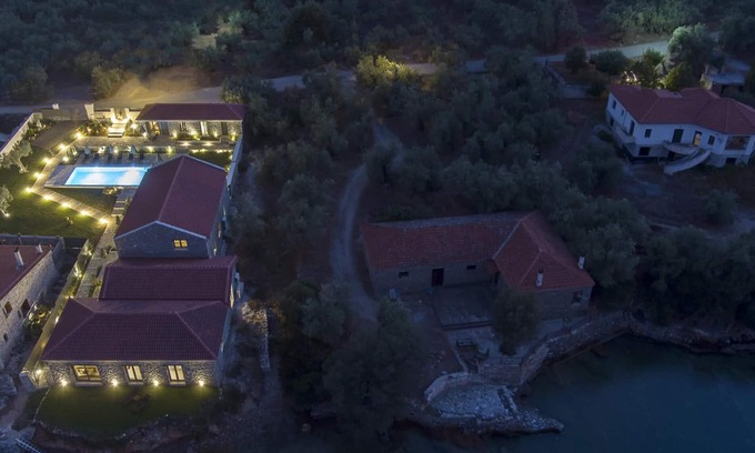 Sourpi Apartamento | Lichnos Luxury Suites Stoa