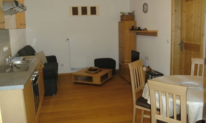 Neualbenreuth Apartamento | Apartamento amueblado con gusto para 1 a 5 personas con balcón.
