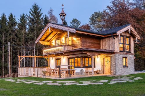 Pirching am Traubenberg Casa | "Liebler Alm" - Luxus Ferienhaus - Alpine Eleganz trifft Outdoor-Jacuzzi und Zirbensauna