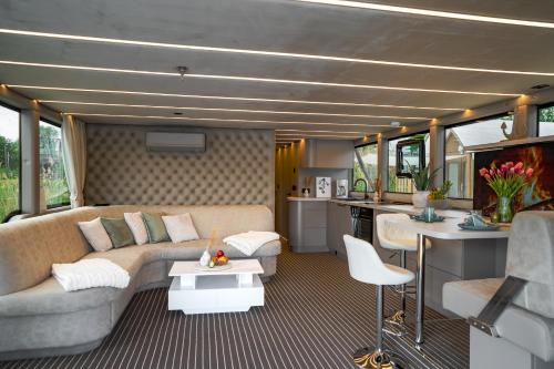 Parey Alquiler De Eote | Lieblingsplatz Parey - schwimmendes Living Luxboot