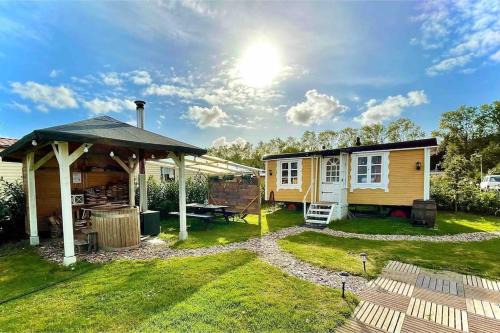 Luttelgeest Casa | Liefdevolle pipowagen met hot tub en beamer