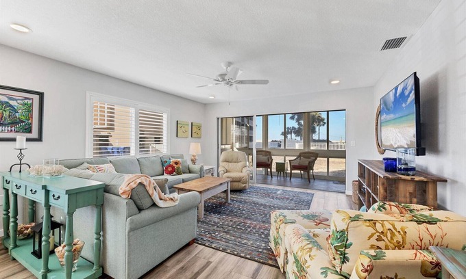 Venice Condominio | Life is a Beach! Newly-Renovated Beachfront 2BR condo. Pool, laundry in Venice