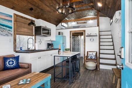 Fredericksburg Casa | Life's a Beach - 3 Acres with Hot Tub