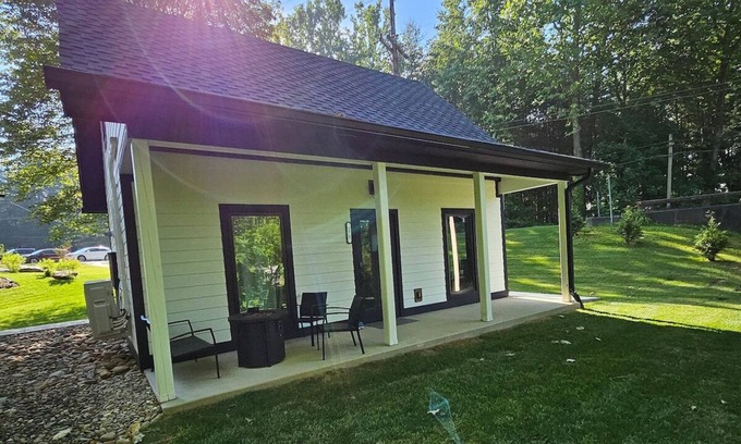 Brevard Cabina | Life's Good Creek Side Retreat