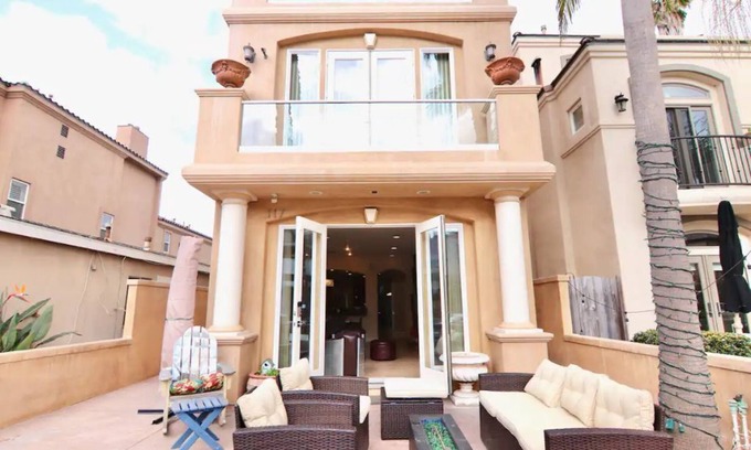 Santa Ana Heights Casa | Life’s a beach…house with gorgeous ocean&pier views. A few steps to the waves.,.
