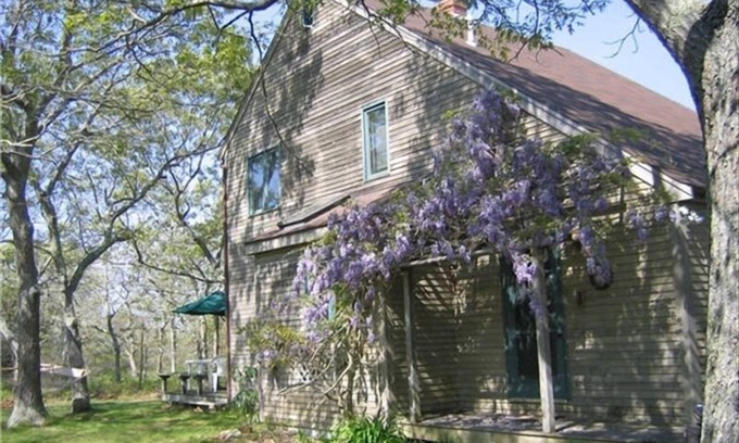 West Tisbury Casa | Light & Airy West Tisbury home / Entradas para el ferry en julio / en 3 acres privados, / servicios