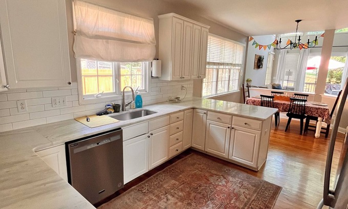 Brentwood Casa | Light and bright 3-bedroom house in Brentwood with seasonal pool