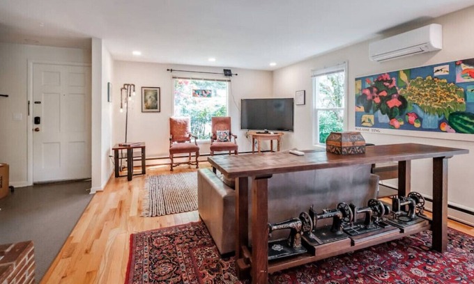 College Hill Casa | Light and bright apartment in the heart of Eugene
