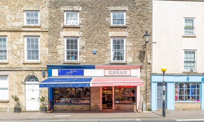 Tetbury Apartamento | Light and Central Apartment above Knead Bakery