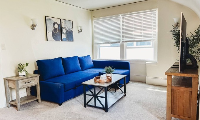 West Seattle Casa | Light & Bright Seattle Duplex House