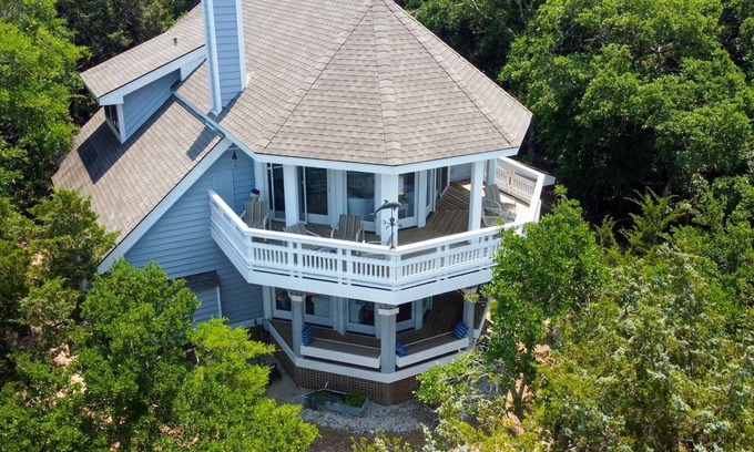 West Beach Casa | Light Bright Tree Top Living with Sunset Glow BHI and Shoals Club
