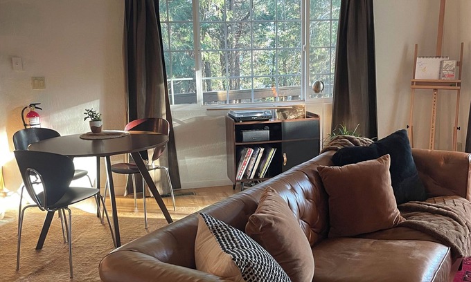 Cedarpines Park Cabina | Light filled Cabin in the Woods