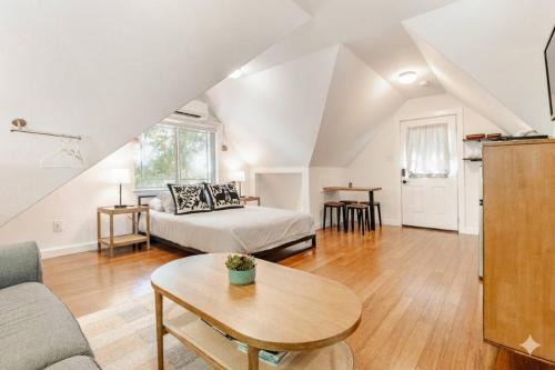 Holly Apartamento | Light-Filled Loft near Lady Bird Lake
