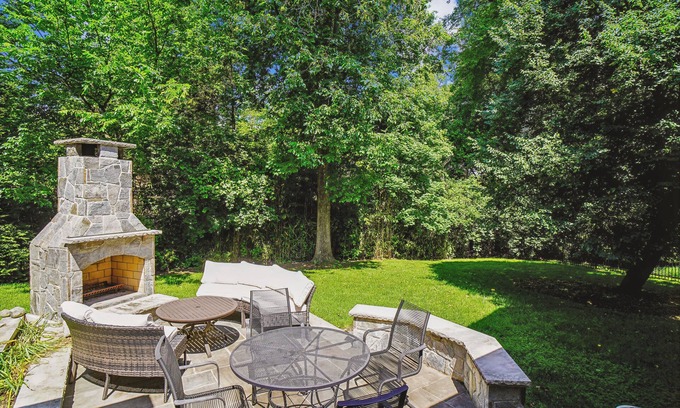 North Bethesda Casa | Light-Filled Secluded Estate