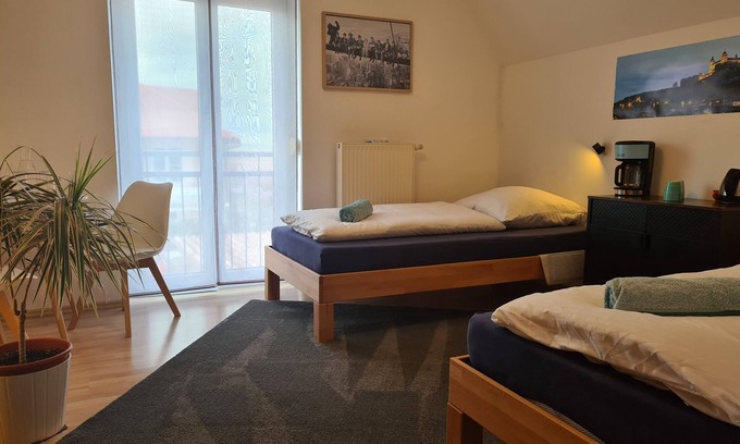 Waldbuttelbrunn Cama Y Desayuno | Habitación inundada de luz en el área de Würzburg