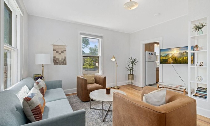 Old Town Apartamento | Light & Lovely Modern Farmhouse in Old Town