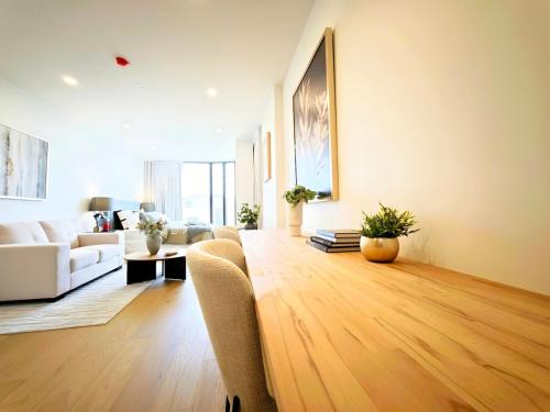 Box Hill Apartamento | Light luxury hotel-style suite in the core of Box Hill, with everything you need for dining and entertainment downstairs