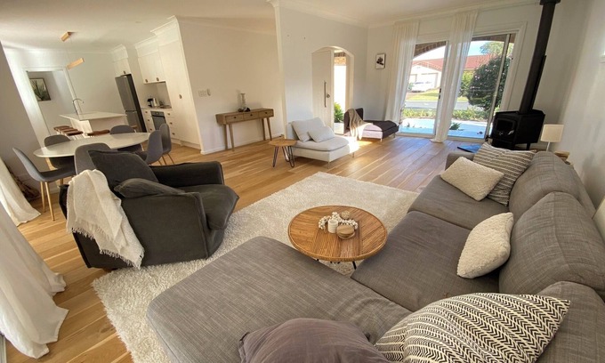 South West Rocks Casa | Light modern airy beachy feel house. Pet friendly