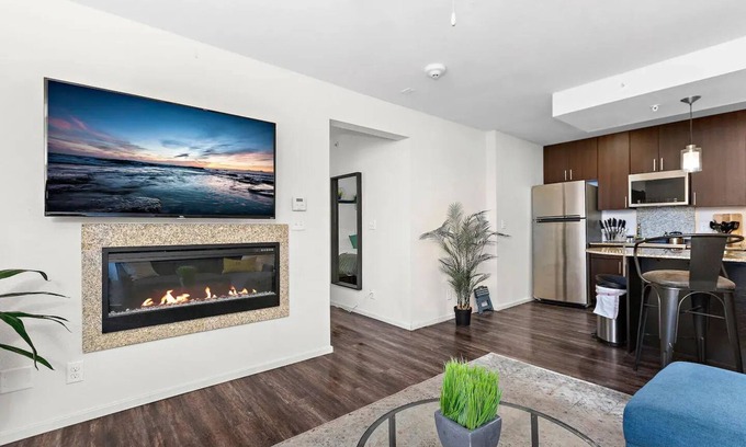 Prairie Village Apartamento | Light Room-Sleek stylish space w/ private workspace