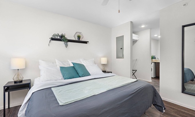 Overland Park Apartamento | Light Room-Sleek stylish space w/ private workspace WiFi Parking easy access