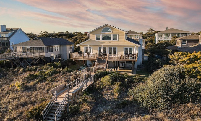 Folly Beach Casa | Lighthouse by AvantStay | Beachfront View Home w/ Pool Table & Ping Pong