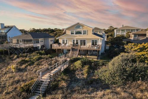 Folly Beach Casa | Lighthouse by AvantStay Beachfront View Home w Pool Table Ping Pong