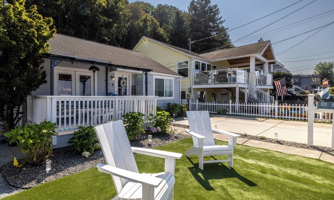 Alki Casa | Lighthouse Cottage on West Seattle's Alki Beach