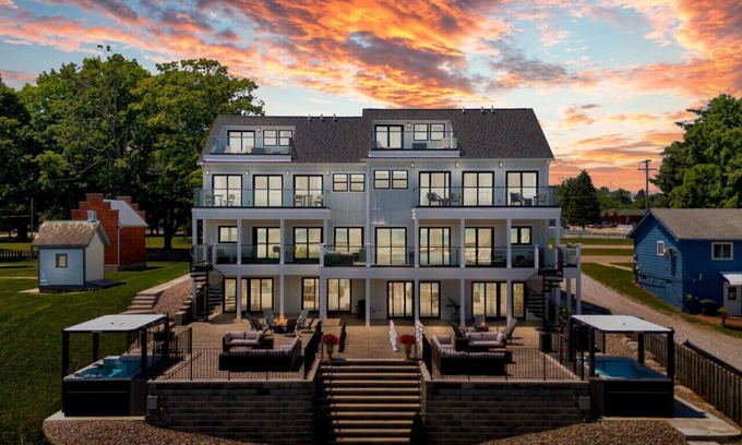 Port Sanilac Casa | Lighthouse Cove: Corporate events, weddings, large groups