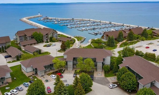 Collingwood Condominio | Lighthouse Point Collingwood Fully Furnished 2 Bed, 2 Bath with Water Views!