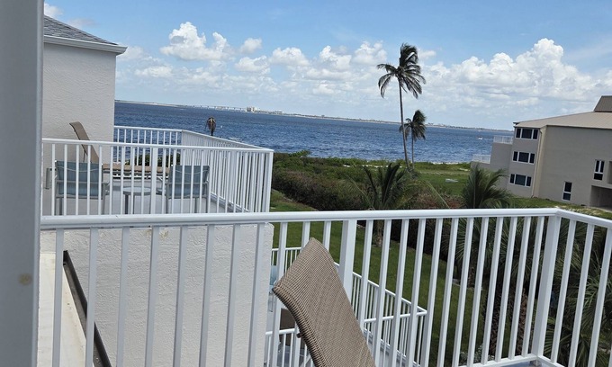 Sanibel Condominio | Lighthouse Resort & Club - All New 2-Bedrooom Plus a Den Condo with a Bay nView