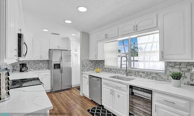 Lighthouse Point Casa | Lighthouse retreat - 5BR-Pool