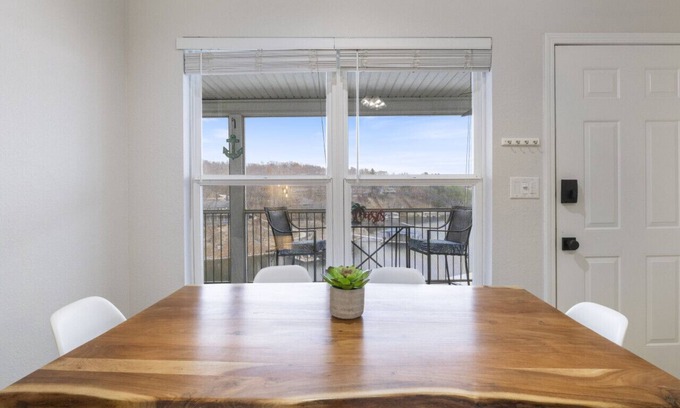 Lakeland Condominio | Lighthouse Retreat – Pool, Swim Dock and More!