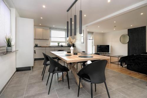Wenden Apartamento | LIGHTPLACE Große Unterkunft 3 Schlafzimmer Boxspring Smart TV Biergarten Restaurant