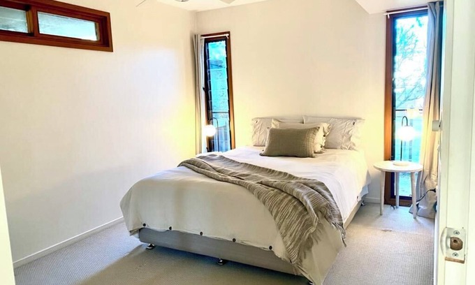 Mullumbimby Apartamento | Like new, lovely Apartment.Plenty of light and walk to Town.