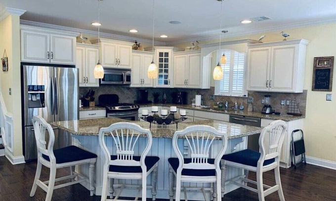 North End Condominio | Like New Luxurious North End Cottage Beach Block