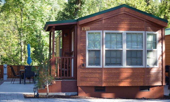 Christopher Creek Cabina | Como una nueva cabaña de un dormitorio y un baño con vista a Christopher Creek