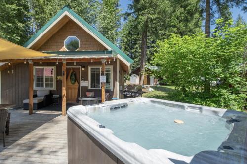 Ardenvoir Cabina | Lil Bigfoot Chalet by NW Comfy Cabins