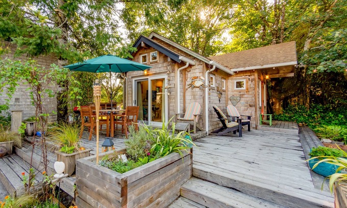 Manzanita Casa | Lil Love Shack-30+stay. Adorable beach house 1 1/2 blocks to beach, Dog ok