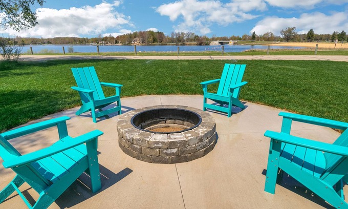 Canadian Lakes Casa | Lil' Nauti: A Splash of Luxury for Your Summer Escape