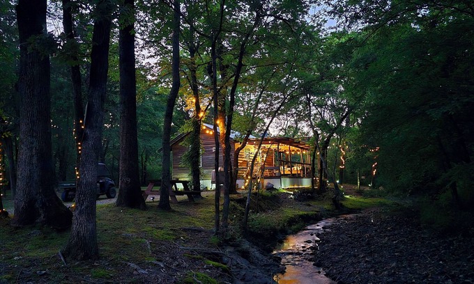 Caddo Gap Cabina | Lil' Rustic Retreat w/Hot Tub Near Little Missouri Falls and Caddo River