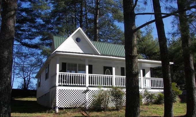Hiawassee Cabaña | Lil White House con trampolín de agua