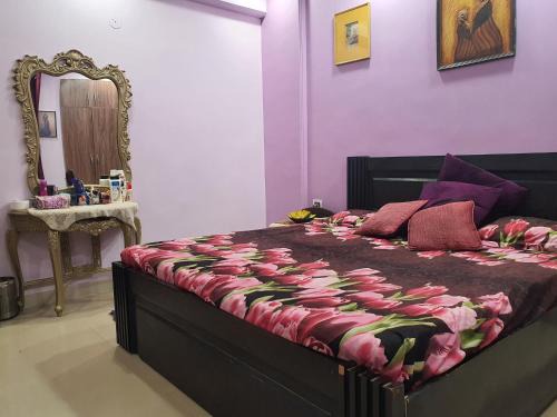Faridabad Casa | Lilac room,