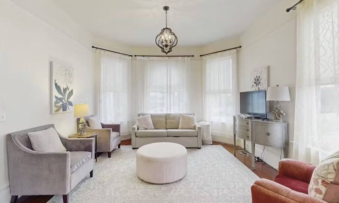 Old Town Eureka Apartamento | Lilac Victorian Downstairs-Spacious Water-View Apartment in Historic Old Town