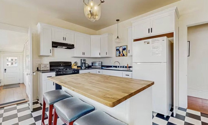 Old Town Eureka Apartamento | Lilac Victorian Upstairs-Water-View Retreat in the Heart of Old Town