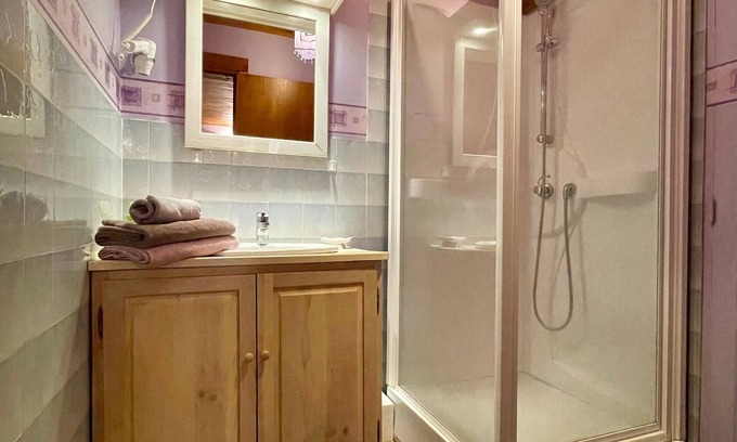 Alleyras Cama Y Desayuno | Habitación Lilas en Alleyras - Se admiten mascotas, Mesa de huéspedes, Amplio terreno