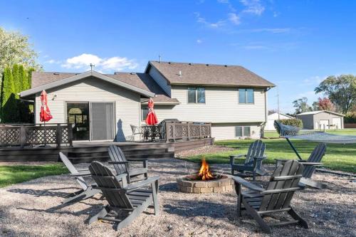 Black Wolf Casa | Lilly Lakeside- Large Tri Level home