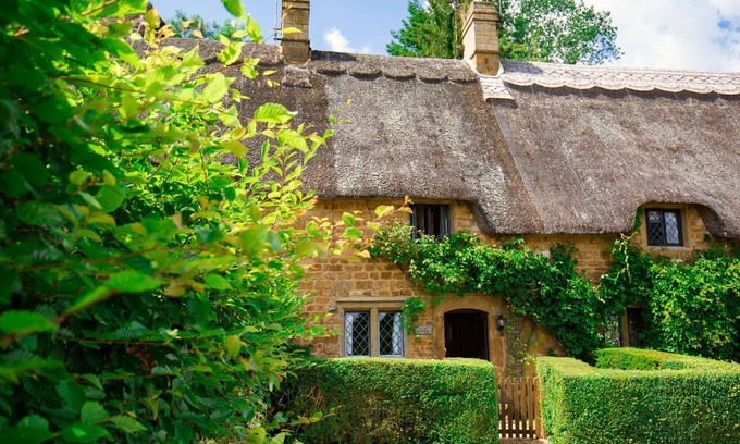 Great Tew Cabaña | Lily Cottage - sleeps 3 guests in 2 bedrooms