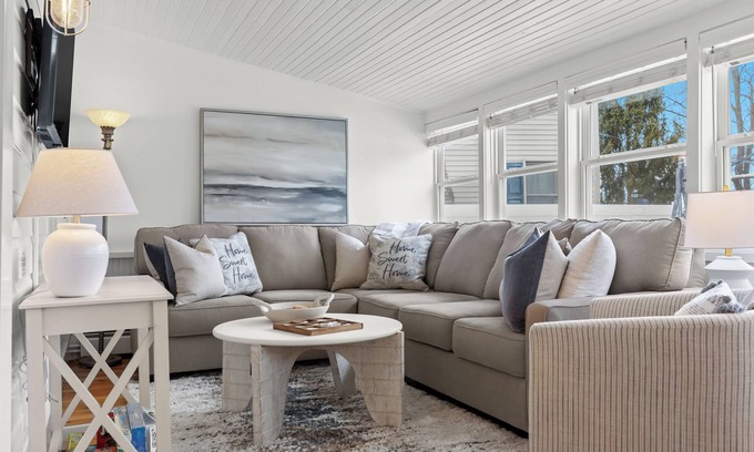 Lake Orion Casa | Lily of the Valley Cottage ~ Cozy Lake Orion Gem