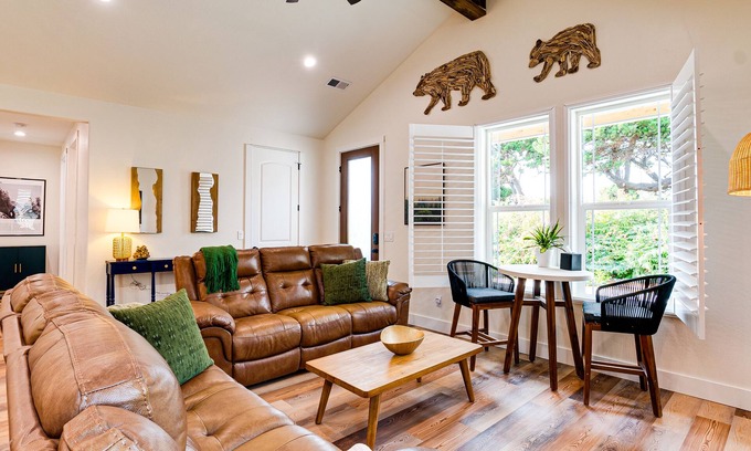 Gold Beach Casa | Lily Pond House. Stylish Coastal Home, 5 min. Walk to Beach, SPA